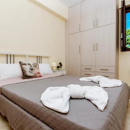 펜션 Chania Oasis With Heated Pool